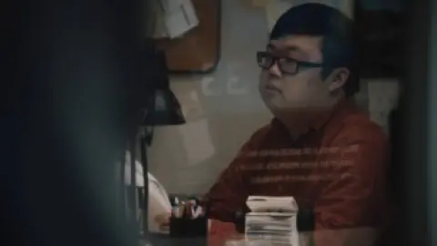 BlackBerry.2023.1080p.BluRay.Hindi.5.1-English.ESub.x264-HDHub4u.Tv.mkv.0005.th.jpg