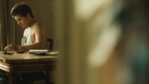 Bait.2012.1080p.WEB-DL.Hindi.ORG-English.ESub.x264-HDHub4u.Tv.mkv.0000.md.jpg
