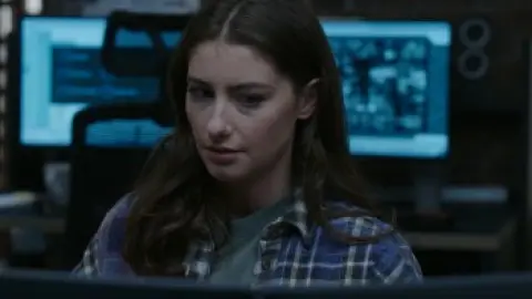 Upload.S03E04.1080p.10bit.WEB-DL.Hindi.5.1-English.5.1.HEVC.x265-HDHub4u.Tv.mkv.0001.th.jpg