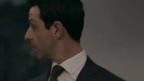 Succession.S01E04.720p.BluRay.Hindi.ORG-English.ESub.x264-HDHub4u.Tv.mkv.0003.th.jpg