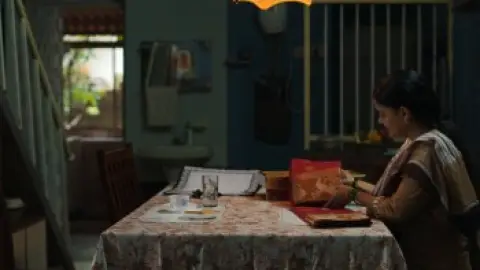 Three.of.Us.2022.1080p.WEB-DL.5.1.ESub.x264-HDHub4u.Tv.mkv.0009.th.jpg