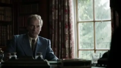Crooked.House.2017.1080p.BluRay.Hindi.5.1-English.5.1.ESub.x264-HDHub4u.Tv.mkv.0001.th.jpg