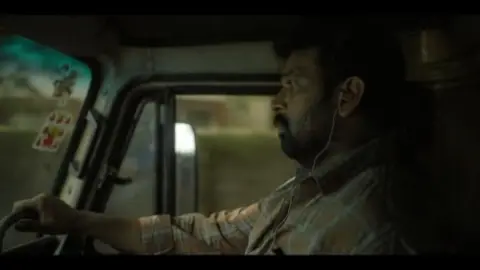 Dayaa.S01E01.Hindi.720p.WEB-DL.5.1.ESub.x264-HDHub4u.Tv.mkv.0002.md.jpg