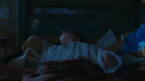 The.Wonder.2022.1080p.NF.WEB-DL.Hindi.English.AAC.5.1.ESub.x264-HDHub4u.TV.mkv.0004.th.jpg