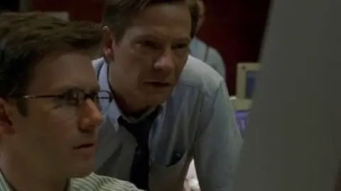 The.Bourne.Identity.2002.00_32_37_04.th.jpg