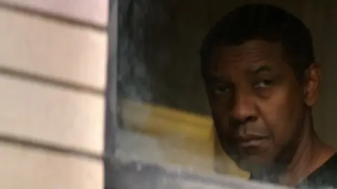 The.Equalizer.2.2018.1080p.BluRay.Hindi.5.1-English.ESub.x264-HDHub4u.Tv.mkv.0004.th.jpg