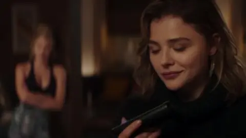 Download Greta 2018 Hindi BluRay Full Movie
