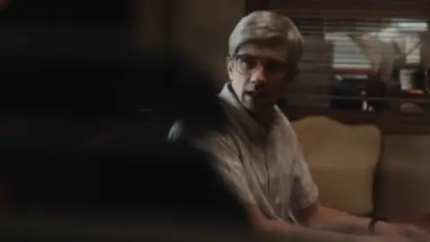 BlackBerry.2023.1080p.BluRay.Hindi.5.1-English.ESub.x264-HDHub4u.Tv.mkv.0001.th.jpg