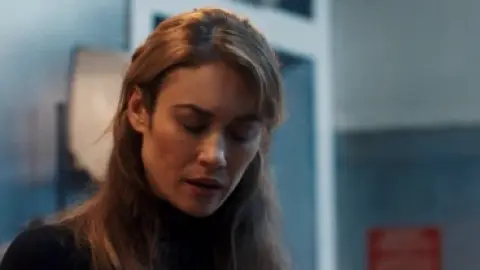 High.Heat.2022.1080p.WEB-DL.Hindi.ORG-English.ESub.x264-HDHub4u.Tv.mkv.0005.md.jpg