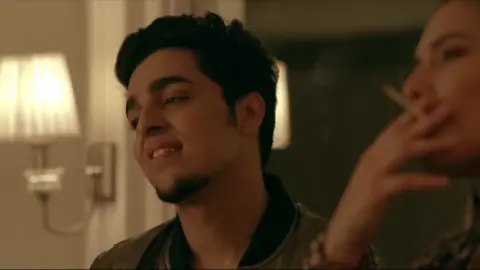 College-Romance-Season-2-S02-E01.md.png