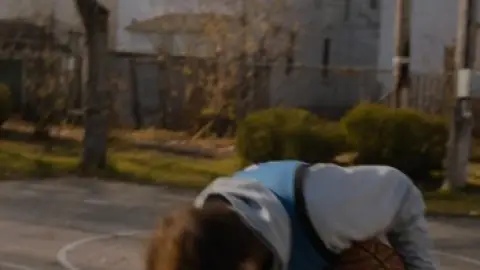 Champions.2023.1080p.WEB-DL.Hindi.ORG-English.ESub.x264-HDHub4u.Tv.mkv.0004.th.jpg