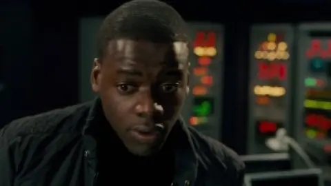 Johnny-English-Reborn-2011-01_26_52_21.th.jpg