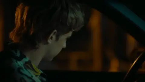 Absolute.Beginners.S01E05.1080p.WEB-DL.Hindi.5.1-English.5.1.ESub.x264-HDHub4u.Tv.mkv.0009.th.jpg