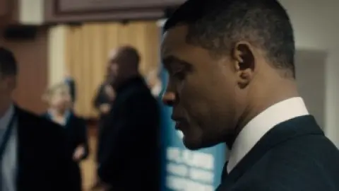 Concussion.2015.1080p.BluRay.Hindi.5.1-English.5.1.ESub.x264-HDHub4u.Tv.mkv.0007.md.jpg