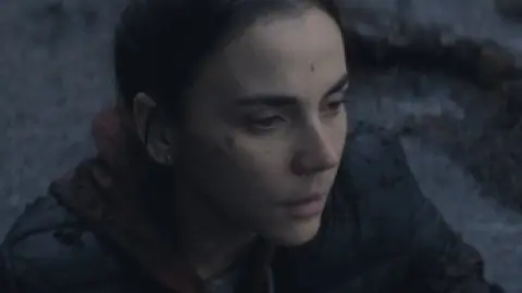 Quicksand.2023.1080p.WEB-DL.Hindi.5.1-English.ESub.x264-HDHub4u.Tv.mkv.0007.th.jpg
