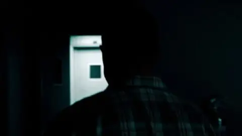 Safe.House.2012.1080p.BluRay.Hindi.5.1-English.5.1.ESub.x264-HDHub4u.Tv.mkv.0001.th.jpg