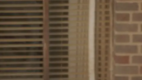 8MM.2.2005.1080p.WEB-DL.Hindi.5.1-English.ESub.x264-HDHub4u.Tv.mkv.0004.th.jpg