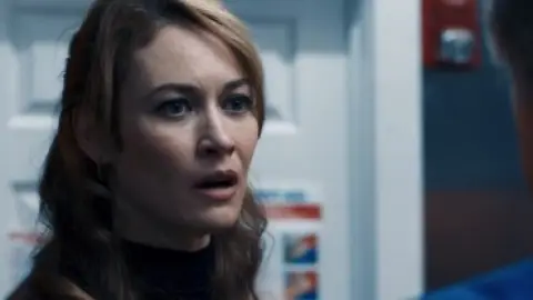 High.Heat.2022.1080p.WEB-DL.Hindi.ORG-English.ESub.x264-HDHub4u.Tv.mkv.0003.md.jpg