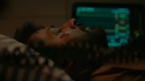 Iraivan.Hindi.2023.720p.Hindi.WEB-DL.5.1.ESub.x264-HDHub4u.Tv.mkv.0001.th.jpg