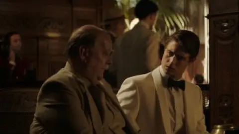 Crooked.House.2017.1080p.BluRay.Hindi.5.1-English.5.1.ESub.x264-HDHub4u.Tv.mkv.0002.th.jpg
