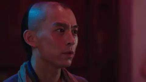 Ip.Man.The.Awakening.2021.00_26_33_07.th.jpg
