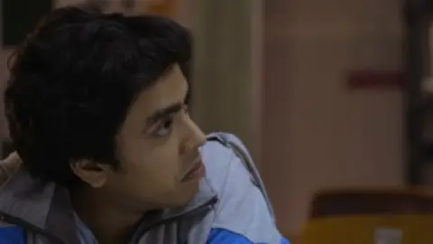 Hostel.Daze.S01.E04.Hindi.1080p.WEB-DL.5.1.ESub.x264-HDHub4u.Tv.mkv.0005.th.jpg