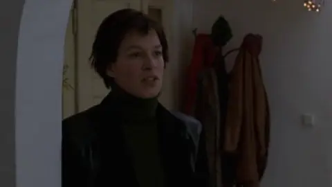 The.Bourne.Identity.2002.01_25_59_20.th.jpg