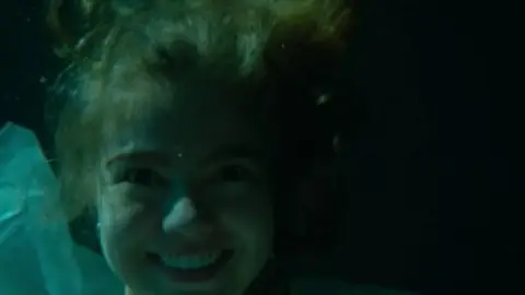 Medusa.S01.00_15_44_12.th.jpg