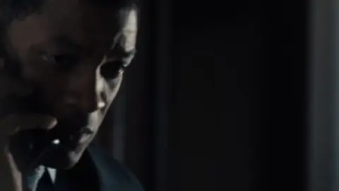 Concussion.2015.1080p.BluRay.Hindi.5.1-English.5.1.ESub.x264-HDHub4u.Tv.mkv.0004.md.jpg