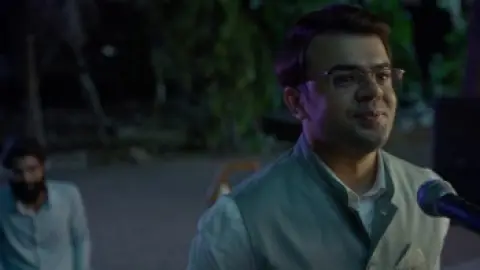 Hostel.Daze.S03.E05.Hindi.1080p.WEB-DL.5.1.ESub.x264-HDHub4u.Tv.mkv.0004.th.jpg