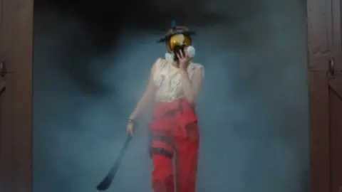 The.Wrath.of.Becky.2023.1080p.WEB-DL.Hindi.5.1-English.ESub.x264-HDHub4u.Tv.mkv.0007.th.jpg