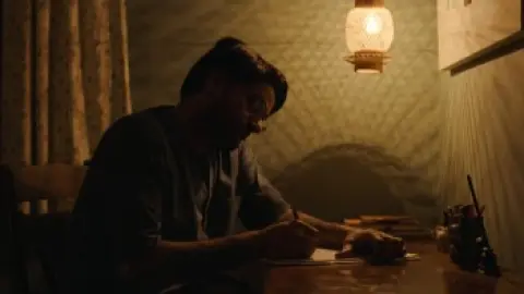Three.of.Us.2022.1080p.WEB-DL.5.1.ESub.x264-HDHub4u.Tv.mkv.0004.th.jpg