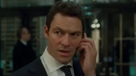 Johnny-English-Reborn-2011-00_55_55_10.th.jpg