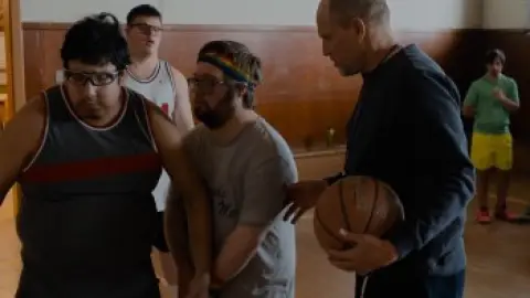 Champions.2023.1080p.WEB-DL.Hindi.ORG-English.ESub.x264-HDHub4u.Tv.mkv.0002.th.jpg
