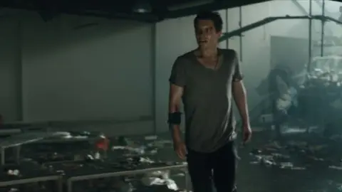 Bait.2012.1080p.WEB-DL.Hindi.ORG-English.ESub.x264-HDHub4u.Tv.mkv.0008.md.jpg