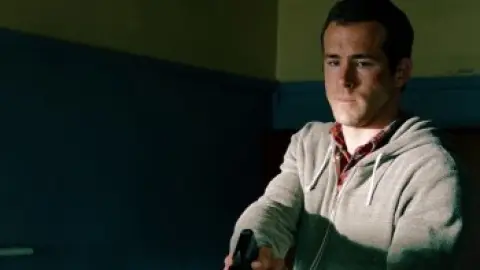 Safe.House.2012.1080p.BluRay.Hindi.5.1-English.5.1.ESub.x264-HDHub4u.Tv.mkv.0003.th.jpg