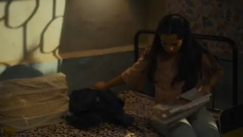 Half.CA.S01E03.1080p.WEB-DL.AAC.2.0.ESub.x264-HDHub4u.Tv.mkv.0006.th.jpg