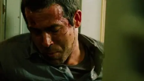 Safe.House.2012.1080p.BluRay.Hindi.5.1-English.5.1.ESub.x264-HDHub4u.Tv.mkv.0008.th.jpg