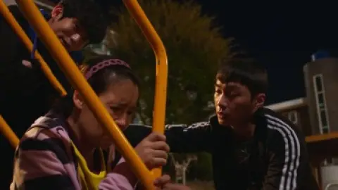 Dream.2023.1080p.WEB-DL.Hindi.AAC.5.1-Korean.ESub.x264-HDHub4u.Tv.mkv.0004.md.jpg