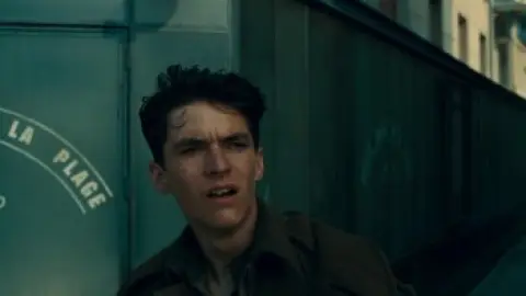 Dunkirk.2017-00_03_40_15.th.jpg