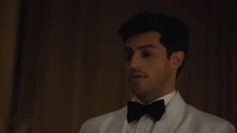 Succession.S01E04.720p.BluRay.Hindi.ORG-English.ESub.x264-HDHub4u.Tv.mkv.0007.th.jpg